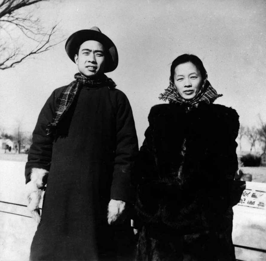 图片来源自网络)年轻的施松卿追求者众,后来大名鼎鼎的袁可嘉也是其一