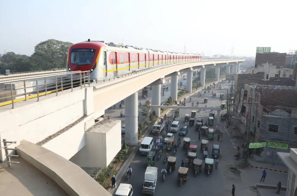 2020年10月,在巴基斯坦拉合尔市,一辆橙线地铁列车准备进站.