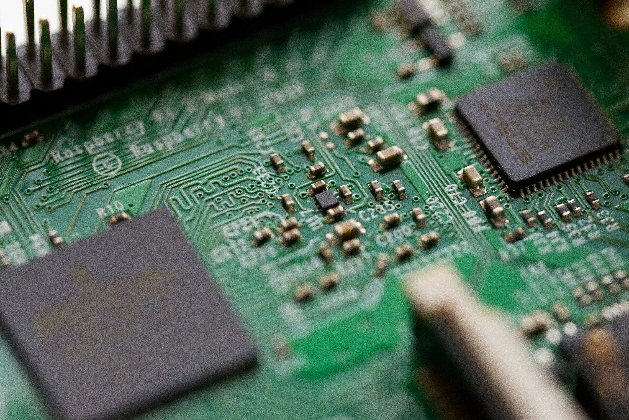 为了一台国产刻蚀机：北大与北方微电子的合作往事